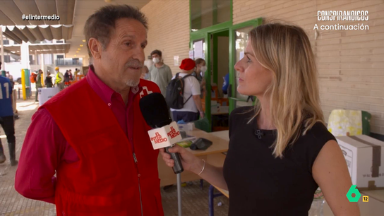 La reportera charla con Manuel, un psicólogo de la Cruz Roja que está dando apoyo a los afectados por la DANA. El psicólogo indica que mucha gente todavía no es consciente de lo que ha pasado por ello "el proceso será largo".